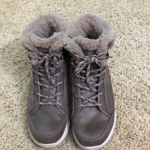 Sketchers boots on the go size 8